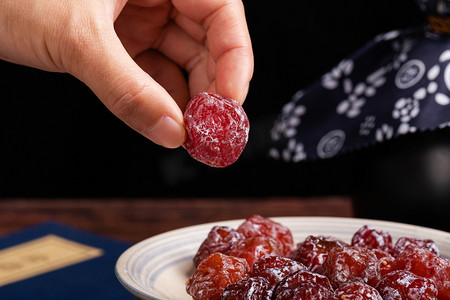 休闲小吃摄影照片_蜜饯零食酸奶梅水果干美食摄影图配图