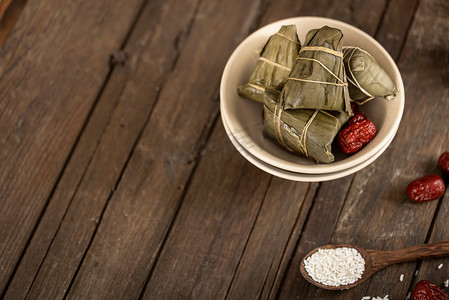 中式风格海报摄影照片_中式风格美食粽子端午节暗调风格摄影图配图