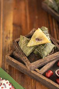 传统美食粽子摄影照片_端午节传统节日美食粽子创意摄影图配图