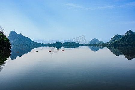 观光地摄影照片_英德宝晶宫天鹅湖网红点打卡点摄影图配图