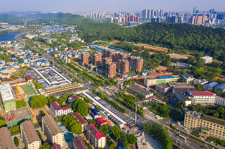 一路前行不忘初心摄影照片_武汉城市建筑群晴天建筑群八一路航拍俯视摄影图配图