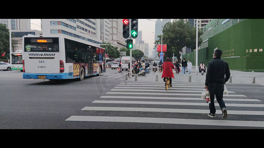 武汉城市汉口街道穿梭人群实拍