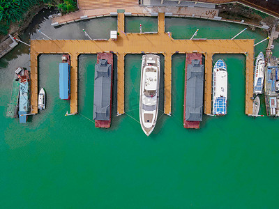 俯拍游船码头船只河流摄影图配图