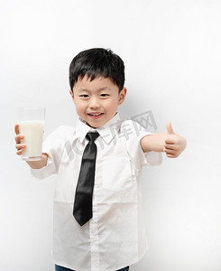 六一儿童节上午男孩点赞室内喝牛奶摄影图配图