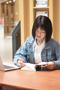 女生犹豫摄影照片_世界读书日白天女生图书馆学习摄影图配图