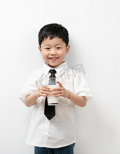喝小孩摄影照片_六一儿童节早上男孩喝牛奶室内微笑摄影图配图