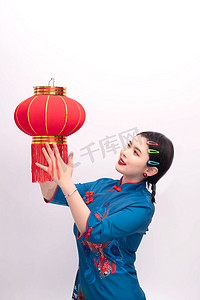 国潮早上美女红灯笼室内中国风摄影图配图