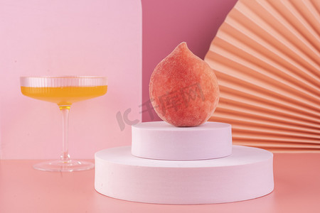 摆拍水果蜜桃果汁粉色摄影图配图