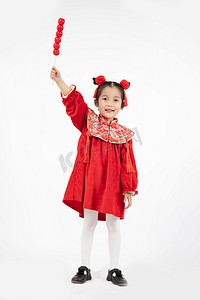 儿童节节日祝福摄影照片_喜庆早上祝福女孩家里糖葫芦摄影图配图