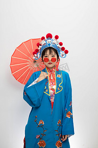 中国风古风红色摄影照片_国潮早上美女打伞室内古装摄影图配图