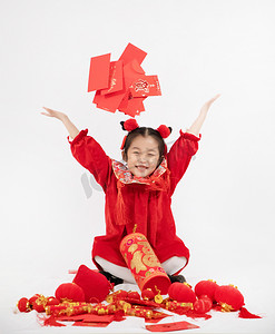 拆开红包摄影照片_喜庆白天祝福女孩室内红包摄影图配图