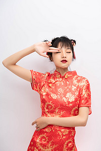 国潮白天中国风美女室内旗袍摄影图配图