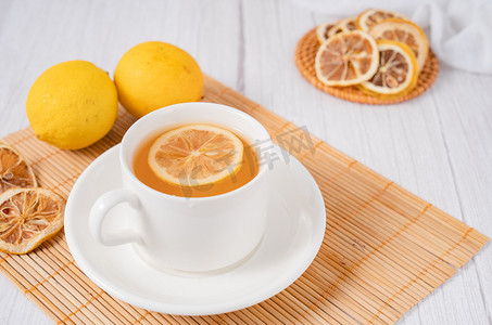 饮品水果茶摄影照片_柠檬茶泡茶茶饮柠檬片柠檬干摄影图配图