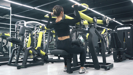 超清实拍女性健身房运动撸铁