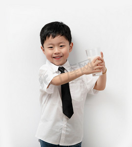 开学季摄影照片_六一儿童节白天儿童室内喝牛奶摄影图配图