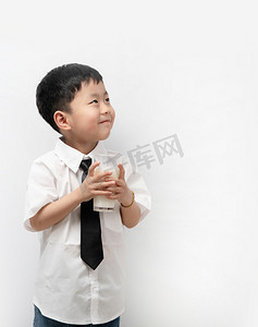 高端医美海报摄影照片_六一儿童节上午男孩端杯子室内喝牛奶摄影图配图