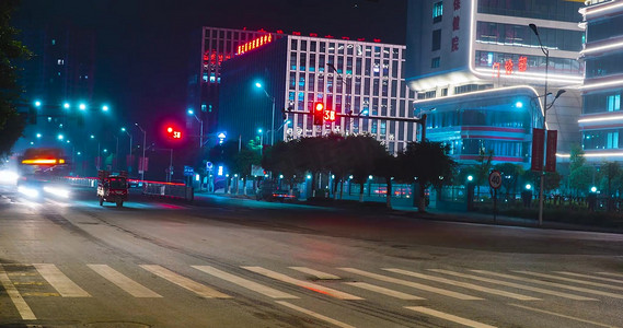 实拍夜晚城市马路交通道路车流红绿灯跳转摄影