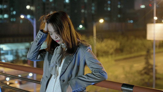 天桥女职员失落苦恼惆怅人像