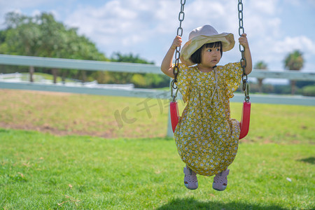 儿童正面摄影照片_荡秋千的女孩正午太阳女孩户外正面摄影图配图