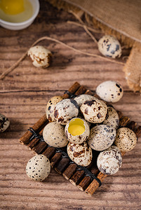 鹌鹑小皮蛋摄影照片_鹌鹑蛋食材食品新鲜蛋黄摄影图配图