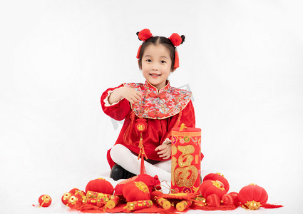 儿童节节日祝福摄影照片_喜庆早上祝福女孩室内红灯笼摄影图配图