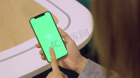 app新人福利摄影照片_美女摆弄手机屏绿幕抠像实拍素材