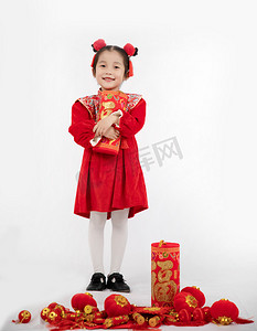 儿童节节日祝福摄影照片_喜庆祝福早上女孩花炮室内红灯笼摄影图配图