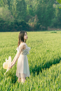 小满芒种立夏白天麦田女孩麦田出游摄影图配图