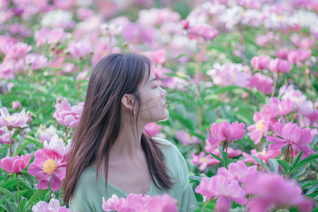 芍药摄影照片_立夏节气早上芍药花美女花田赏花摄影图配图