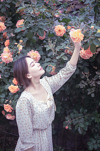夏季唯美蔷薇花白天美女赏花户外花香摄影图配图