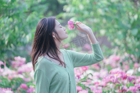 院子芍药摄影照片_立夏夏季美女早上芍药花花田户外赏花摄影图配图