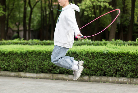 活动促销关联页摄影照片_跳绳运动男生健康户外摄影图配图