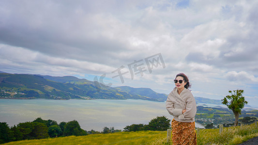 人和风景摄影照片_人和自然下午女人户外风景摄影图配图