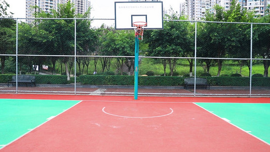 校园篮球场上的篮板实拍