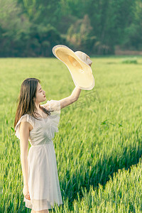 永生花草帽摄影照片_立夏小满芒种节气清晨美女人物麦地手拿草帽摄影图配图