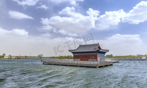 蓝天碧水摄影照片_山西神头春季旅游上午古建筑春季素材摄影图配图