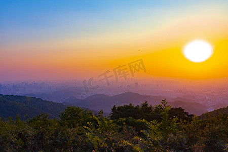 夕阳傍晚白云山白云区街拍摄影图配图