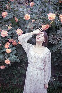 高清唯美图摄影照片_夏季唯美蔷薇花白天早上美女花园赏花摄影图配图