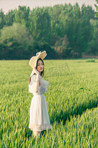 小满节气摄影照片_24节气白天小满芒种立夏麦田户外女孩春游摄影图配图