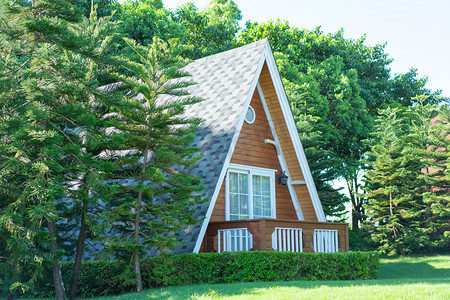 小房子房子摄影照片_中山迪茵湖正午木屋户外全景摄影图配图