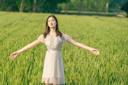 小满摄影照片_立夏小满芒种节气夏天女孩麦田张开双臂摄影图配图