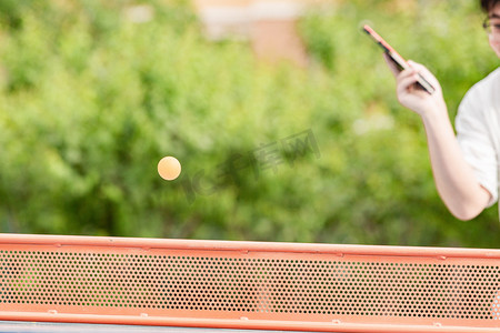 运动白天乒乓球户外打球摄影图配图