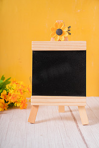 学习小黑板摄影照片_办公桌面黄色小黑板清新摄影图配图