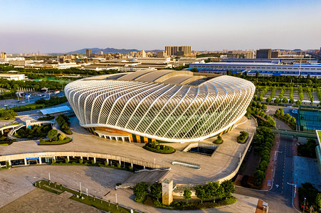 蓝天航拍摄影照片_武汉城市地标蓝天地标光谷国际网球中心航拍摄影图配图