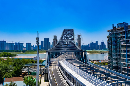 江汉桥摄影照片_武汉城市建筑晴天建筑地标江汉湾桥俯视航拍摄影图配图