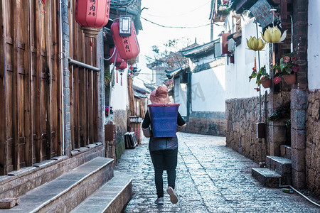 古风背影摄影照片_街道清晨人小巷漫步摄影图配图