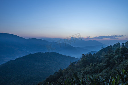 夜晚山峰夜晚山峰山里无摄影图配图