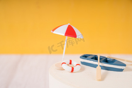 清新夏日游泳圈太阳伞小船摄影图配图