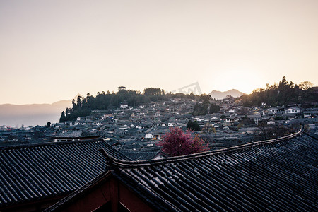 眺望山摄影照片_城市夕阳房屋室外眺望摄影图配图