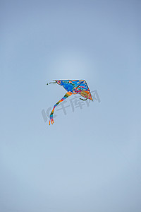 户外白天天空中的风筝户外放风筝摄影图配图